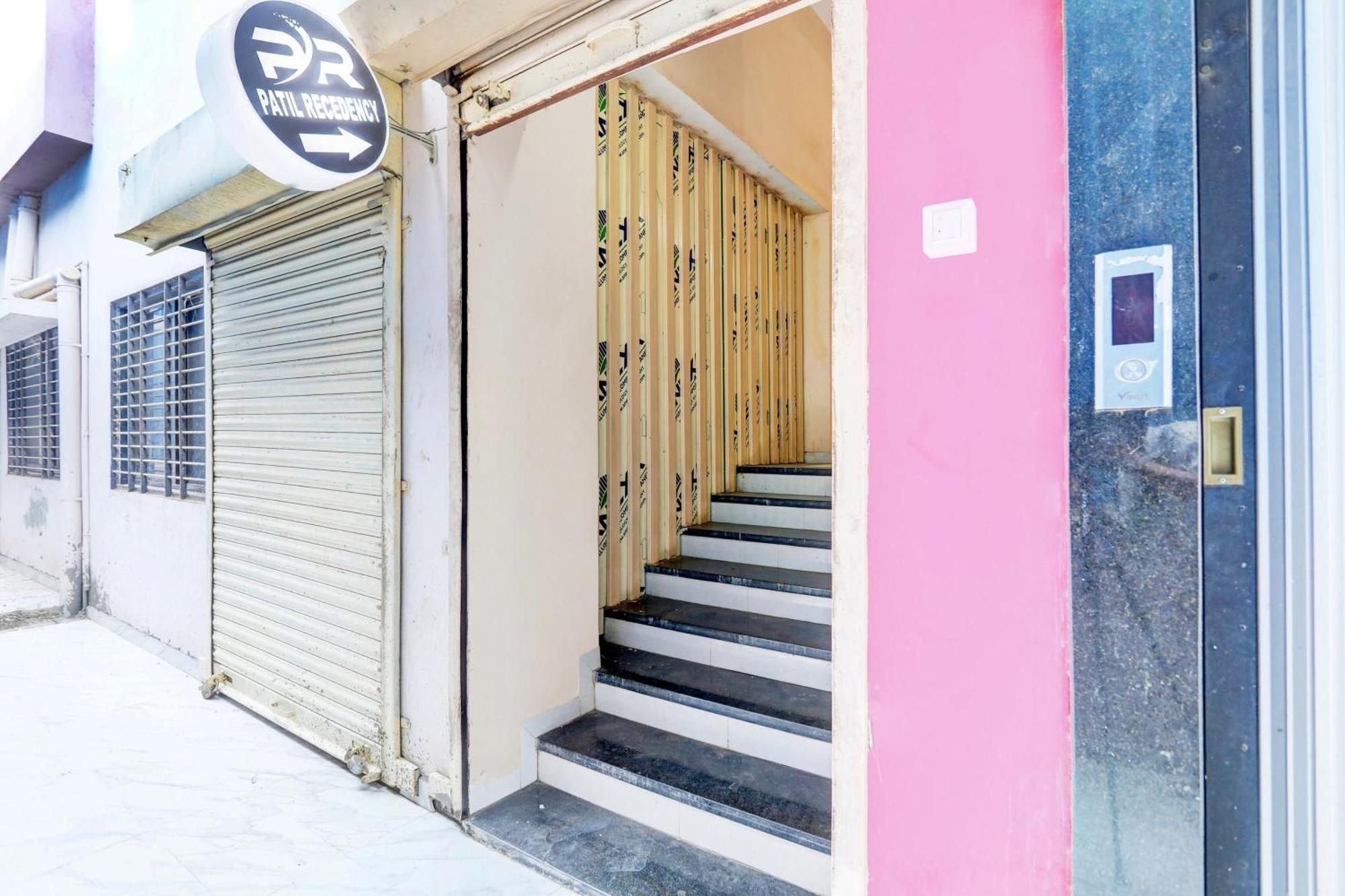 Hotel O Patil Residency Lodging Shahada Esterno foto